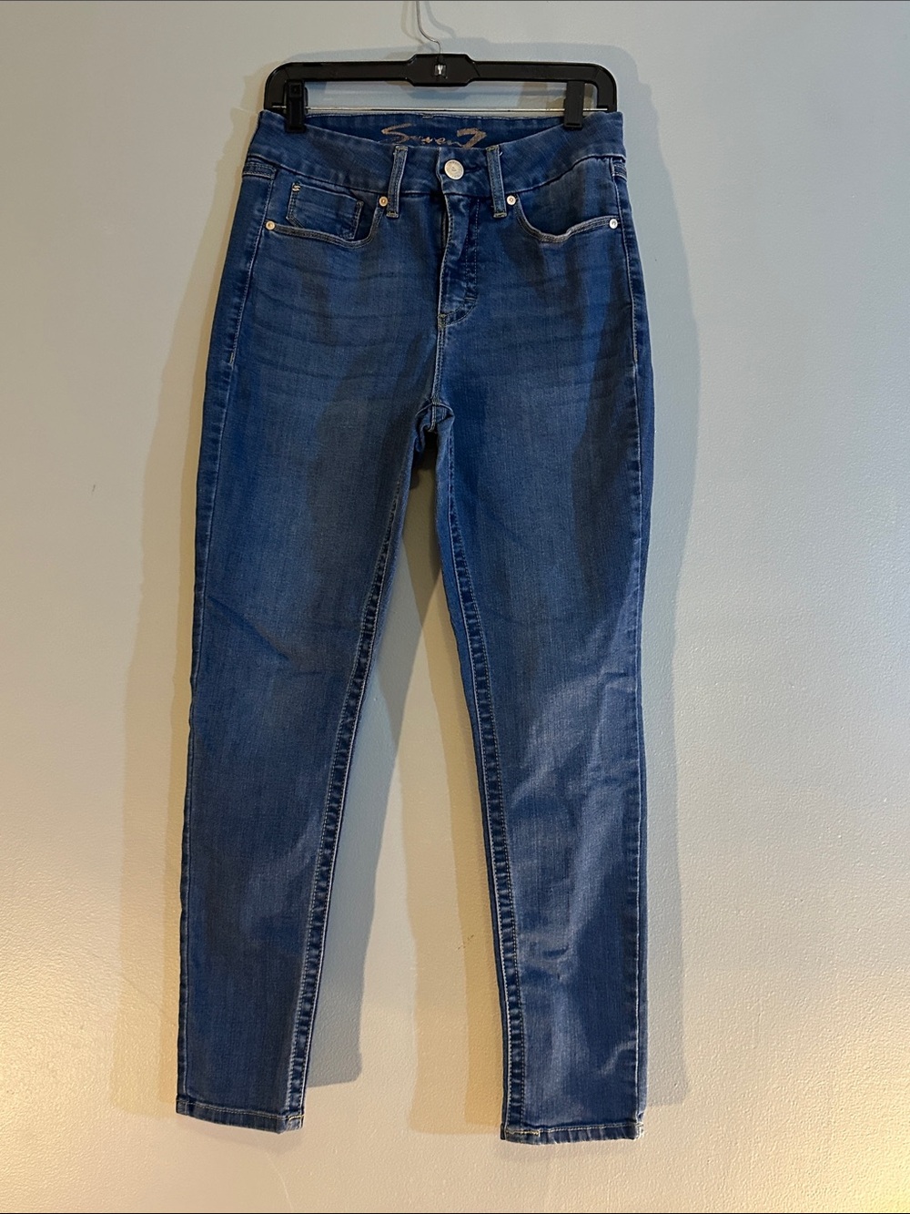 EUC Seven7 Women's Denim Jeans in Medium Blue with Gold Logo size 8